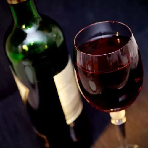 bouteille de cahors HVE et verre vin chateau des fontanelles